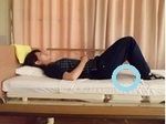 横から見た膝を立てた様子